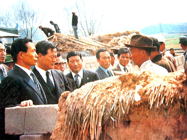 경북 청도군 운문면 방음동의 지붕개량과 담장개수현지를 찾아 주민들을 격려 하고있는모습(1972.3.24)